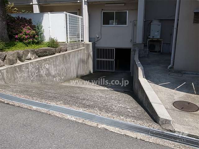 駐輪場、バイク置き場へのアプローチ
