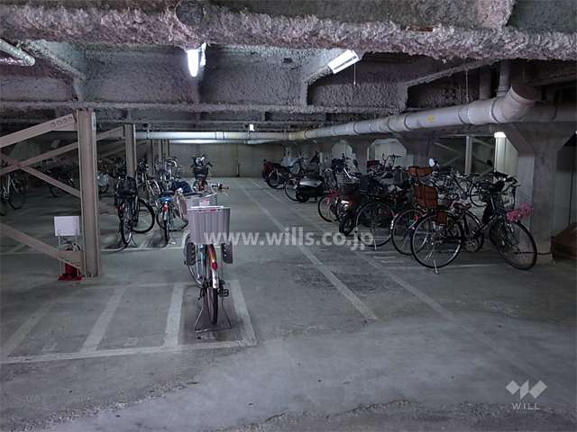 地下にある駐輪場、バイク置き場