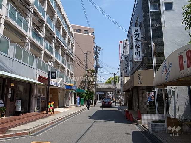 敷地南側の前面道路。周辺には店舗や事務所も多くあります。