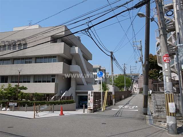 敷地西側には道を挟んで、岡町図書館があります。