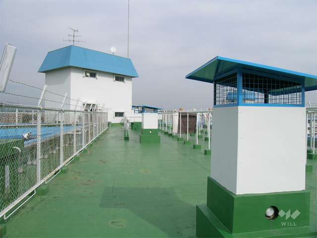 屋上で洗濯物や布団を干す事が出来ます。（利用時間8～17時）