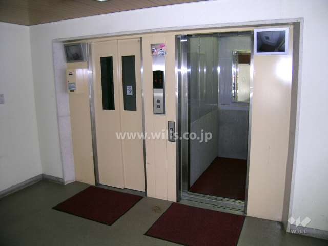 モニター付きのエレベーター