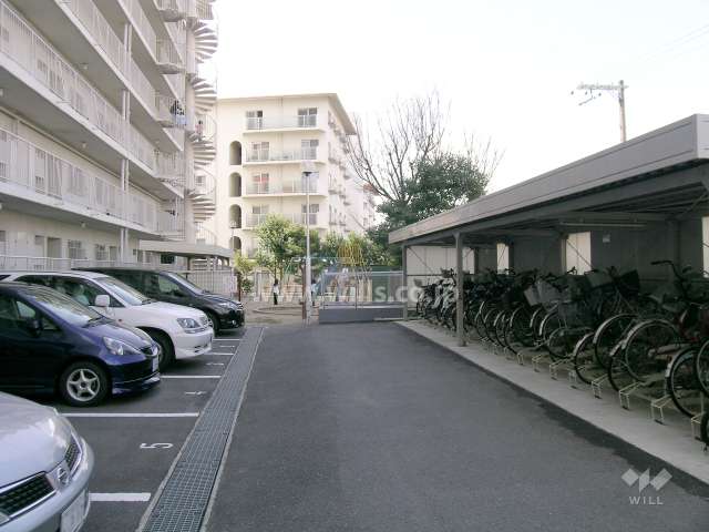 駐輪場、駐車場と敷地内の公園