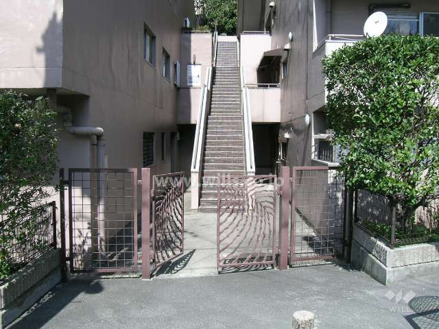 3号棟の横にあるサブのエントランス