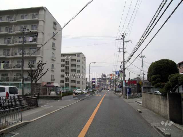 敷地の北側は2車線のバス通りです。