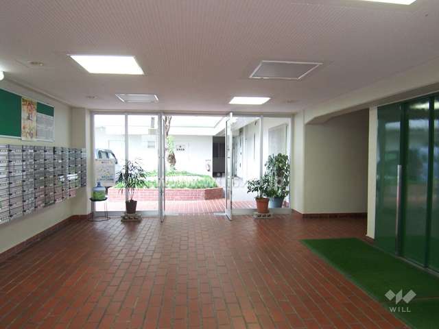 エントランス内（エレベーターは2基）