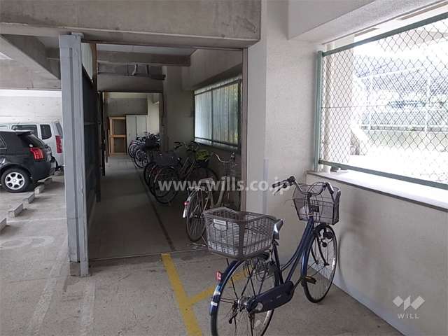 駐車場横にある駐輪場（屋内にあります。）