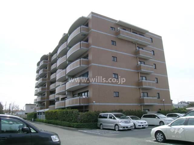 周囲との建物と間隔があります（北東側から）