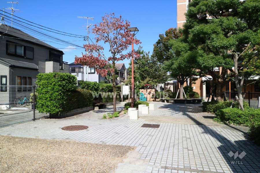 エントランス横の広場