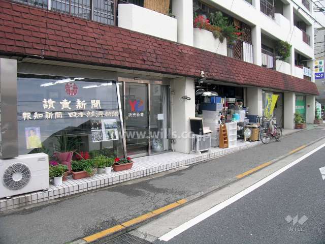 1階の東側には国道に面して店舗が入っています。