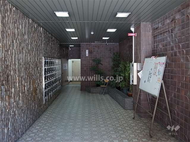 タイル貼りのエントランスホール（共用ポスト）