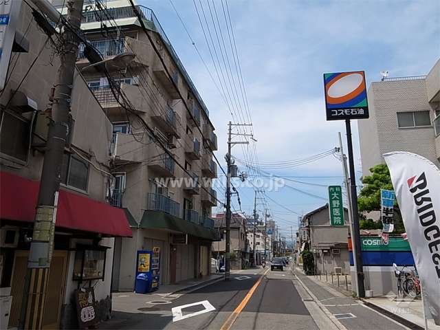 敷地東側の前面道路。交通量のある二車線の通りです。