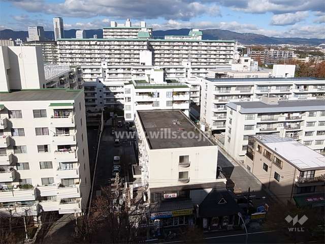周辺はマンションが多く立ち並ぶ住宅地。南千里グレースヴィラは通りから一本中に入り、静かです。