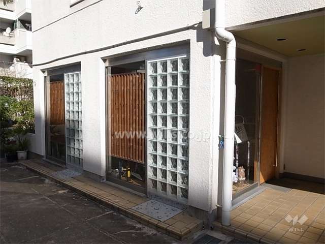 建物1階部分は店舗になっています。