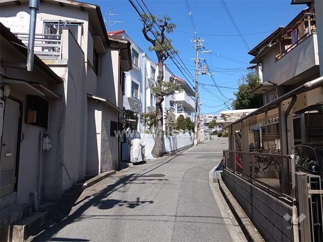 周辺は一戸建てが中心に立ち並ぶ静かな住宅地です。