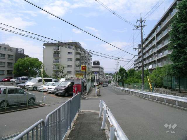 周辺はマンションが多く建ち並ぶ住宅地