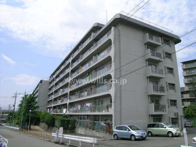 千里泉ヶ丘スカイハイツ3号棟の外観（南東側から）