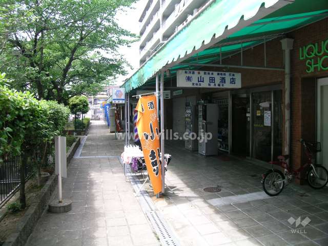 千里泉ヶ丘スカイハイツ1号棟の1階部分には店舗が入っています