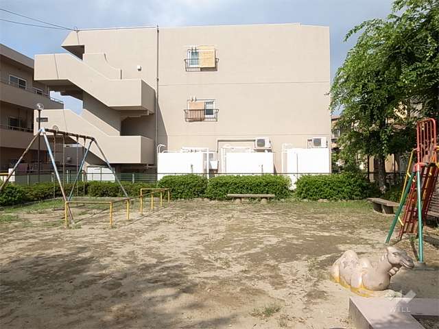 敷地の西側に隣接して野里公園があります。