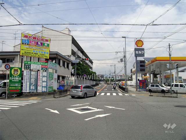 二車線のバス通りに面しています