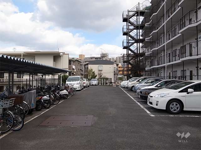 敷地内駐車場（平面式）と駐輪場