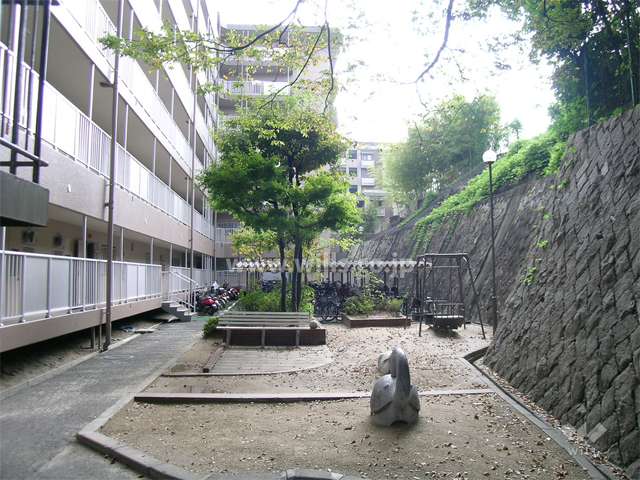 敷地西側にある小さな公園と駐輪場