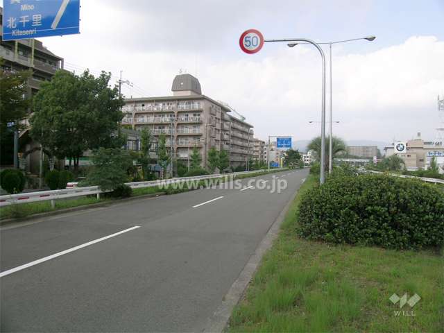 敷地の東側は街路樹の美しい吹田箕面線に面しています。