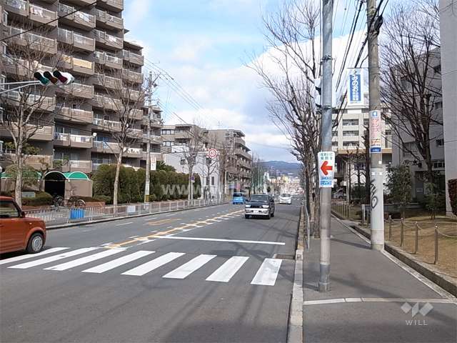 敷地の東側はロマンチック街道に面しています。