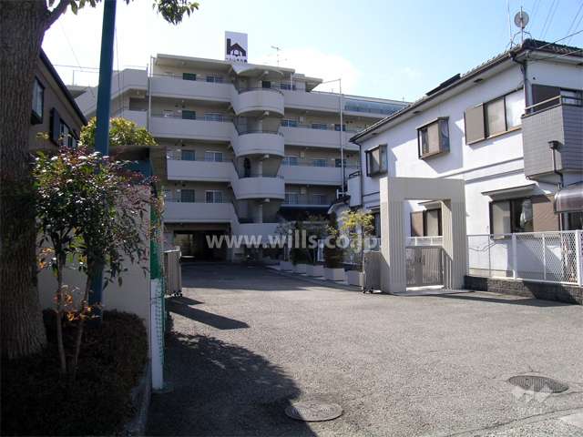 前面の道路より、南へ少し入った場所に建物は建っています