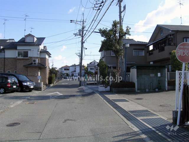 周辺は一戸建てとマンションが混在する住宅地。道幅は狭めです。