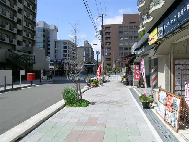 1階部分には店舗が入っています。