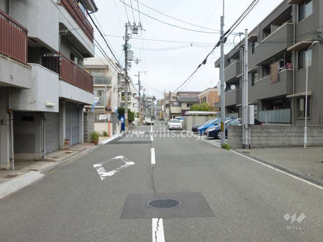 敷地東側の前面道路（南側から）