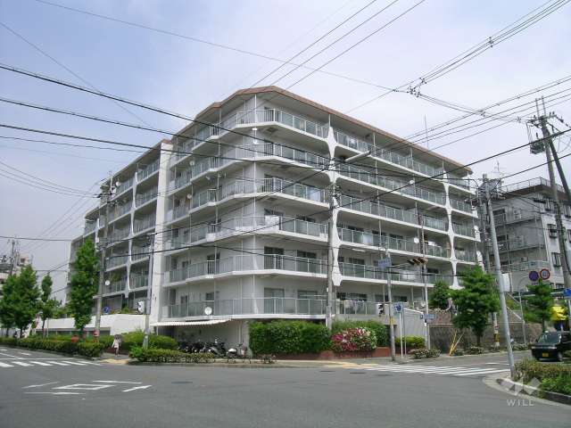 豊中ハウスの外観。敷地の南側と西側が2車線の道路に面しています。