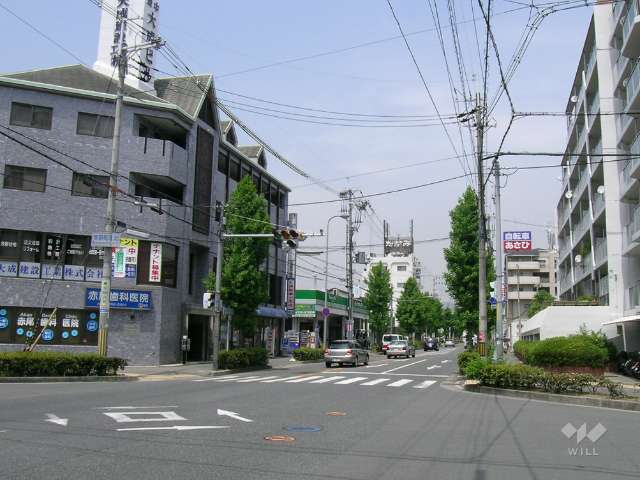 すぐ目の前のバス通り