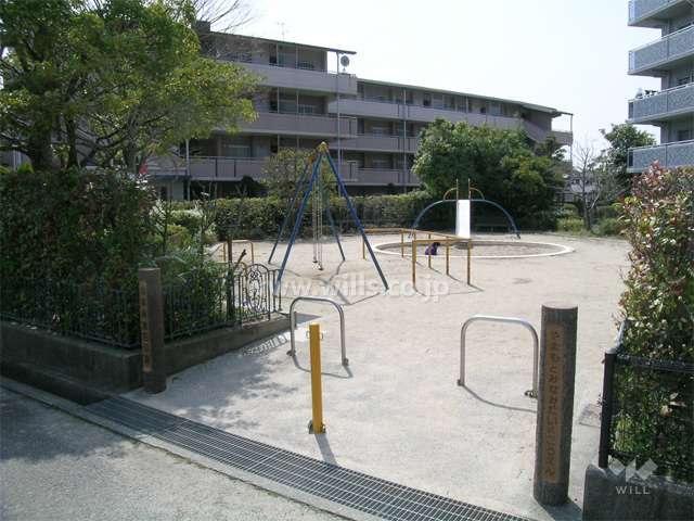 敷地に隣接した緑豊かな公園