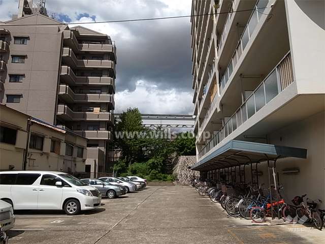 敷地内駐車場（屋外平面式）と駐輪場