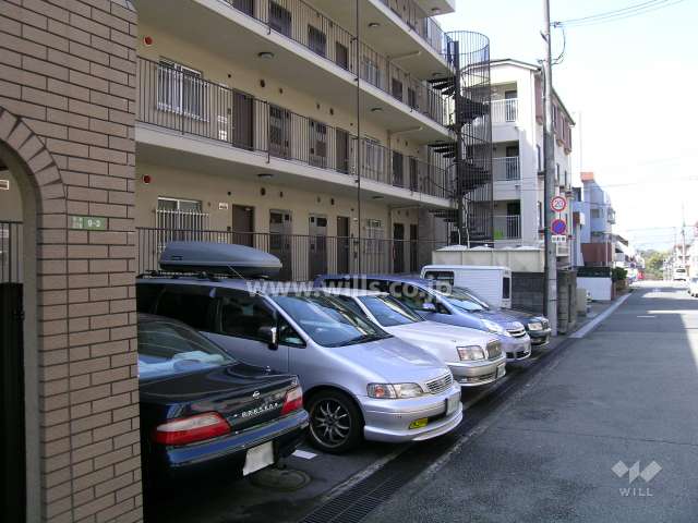 敷地の北部分にある駐車場