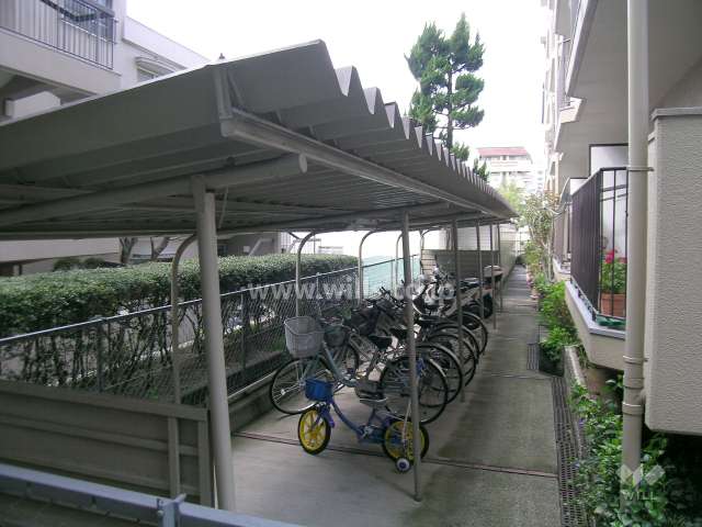 敷地の南部分にある駐輪場