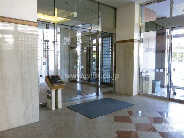 エントランスはオートロック付きです。