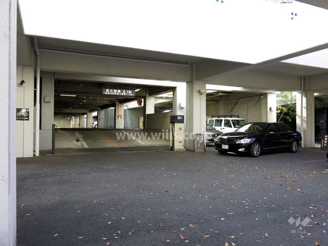 駐車場出入り口（ロボットゲート付き）