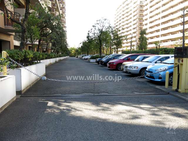 敷地内駐車場（屋外平面式）　出入り口にロボットゲート付き