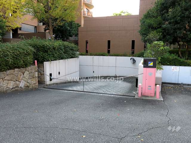 駐車場出入り口（ロボットゲート付き）