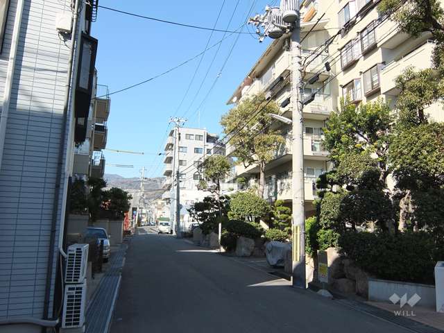 敷地西側の前面道路