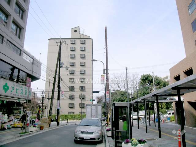 北大阪急行「緑地公園」駅から見た緑地グランドマンション１棟の外観
