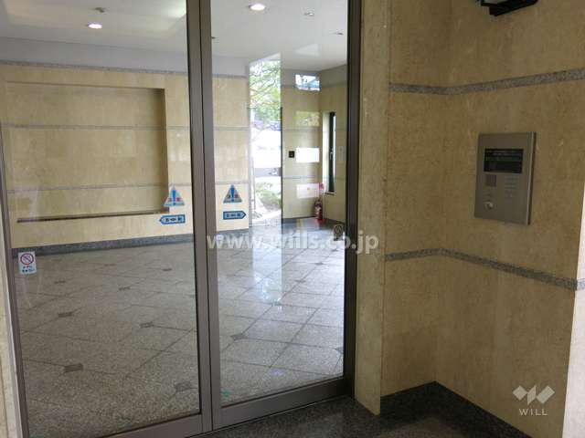 エントランスはオートロック付きです。
