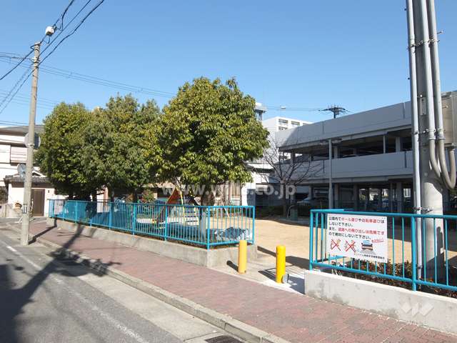 敷地に隣接する広場