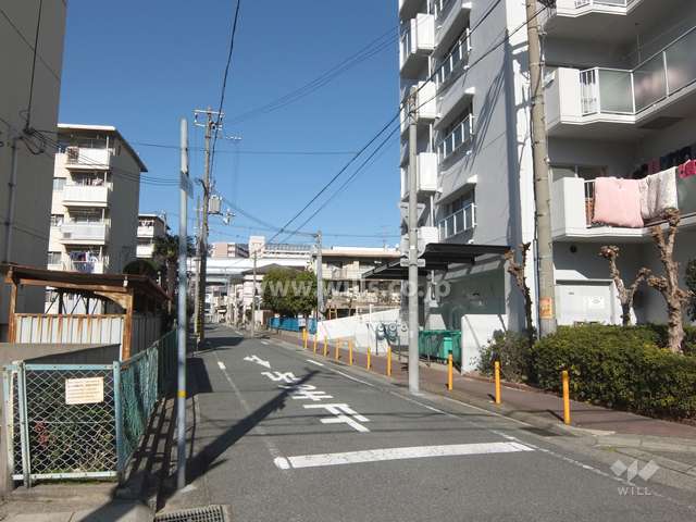 敷地西側の前面道路
