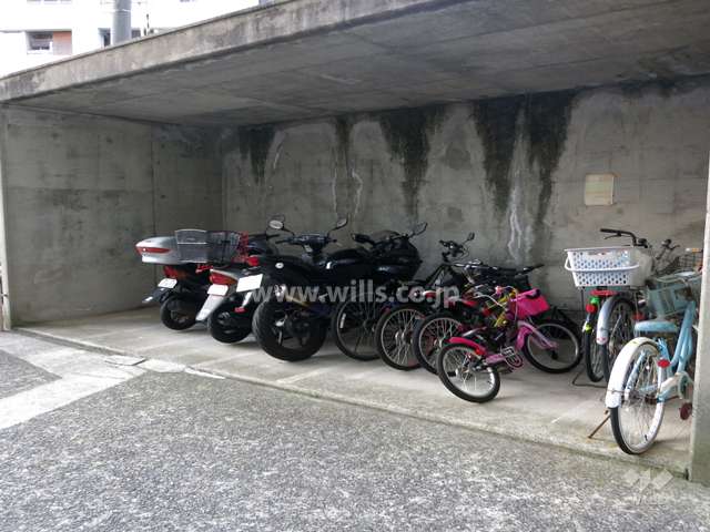 駐輪場とバイク置き場