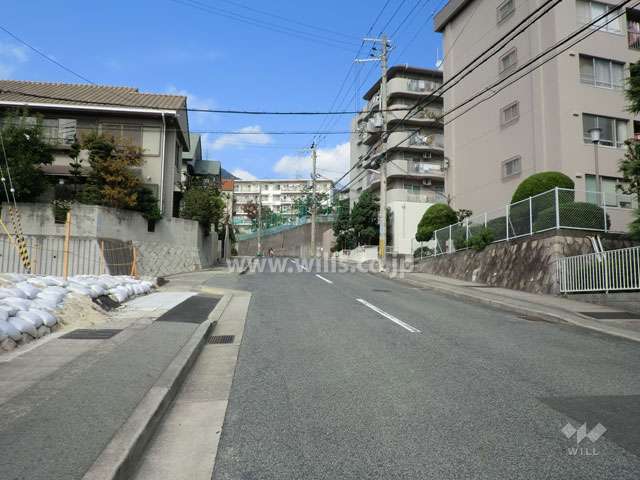 敷地西側の前面道路