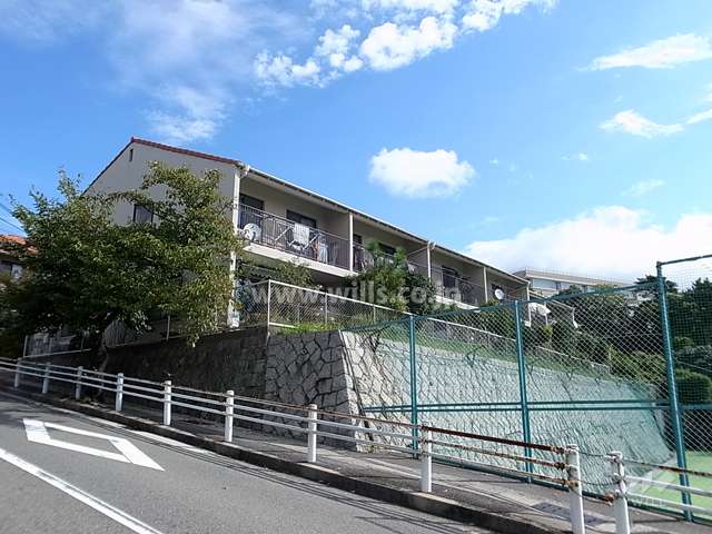 岡本テラスハウスＢ棟の外観（南西側から）